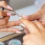 Cómo Evitar que se Levanten las Uñas Acrílicas: Guía Completa para una Manicura Duradera
