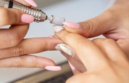 Cómo Evitar que se Levanten las Uñas Acrílicas: Guía Completa para una Manicura Duradera